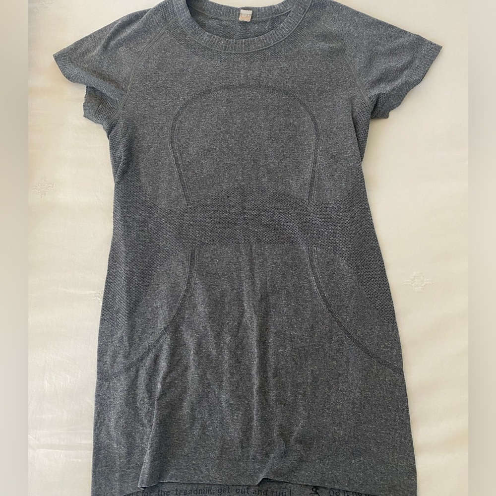 Lululemon swiftly tech heather gray short sleeve top size 6